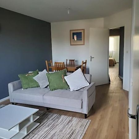 Appartement Moderne Et Equipe LʼIsle-Jourdain Exteriör bild