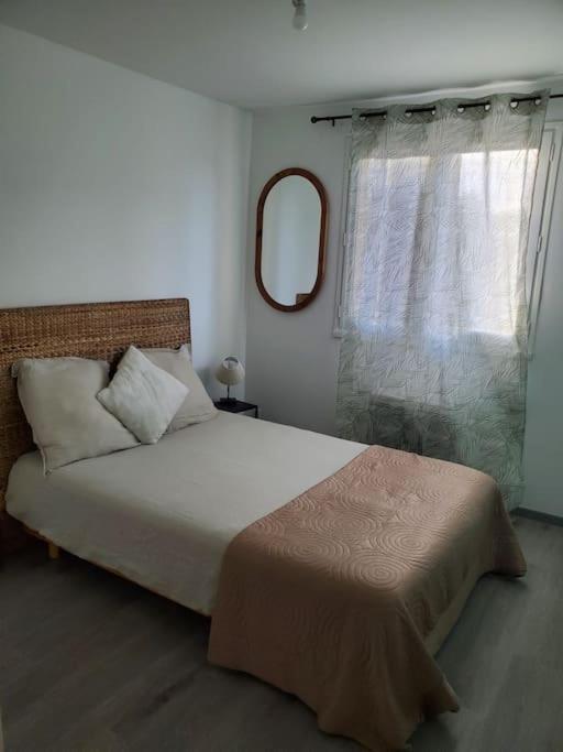 Appartement Moderne Et Equipe LʼIsle-Jourdain Exteriör bild