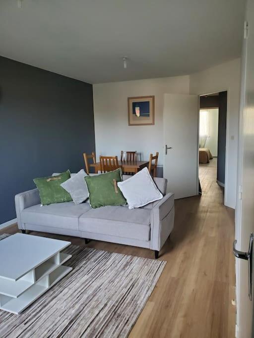 Appartement Moderne Et Equipe LʼIsle-Jourdain Exteriör bild