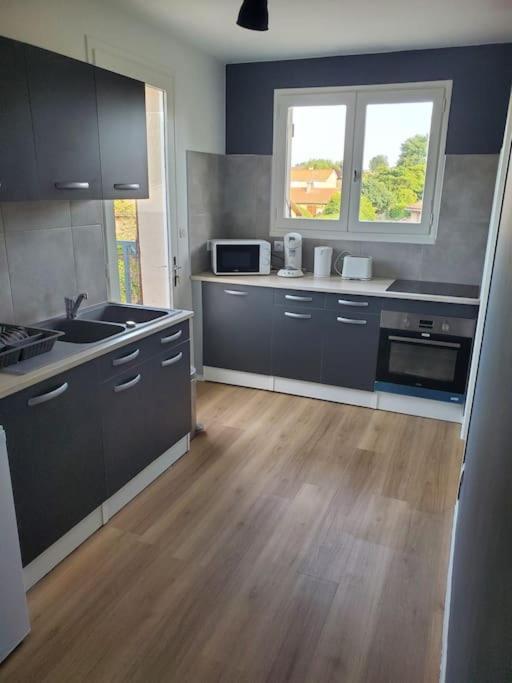 Appartement Moderne Et Equipe LʼIsle-Jourdain Exteriör bild