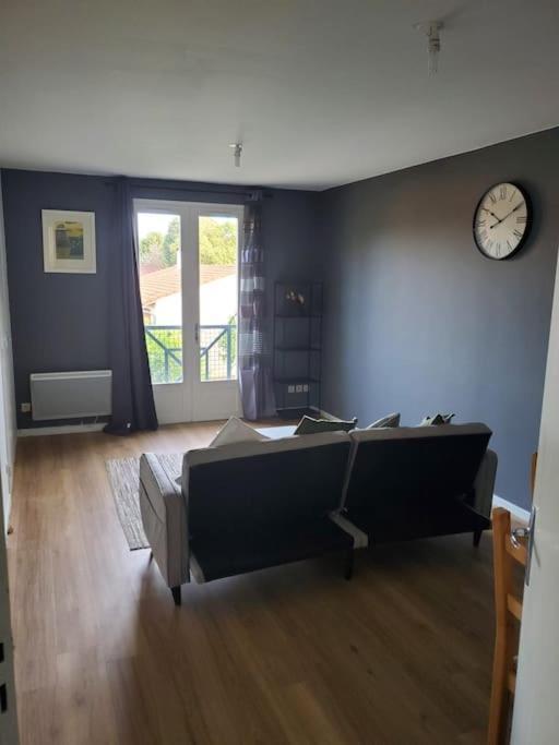 Appartement Moderne Et Equipe LʼIsle-Jourdain Exteriör bild